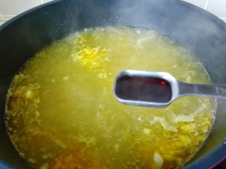 酸汤羊肉,加适量的清水烧开后加生抽调味。