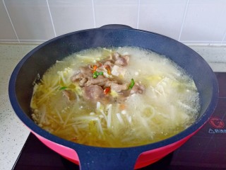 酸汤羊肉,出锅之前加一点盐调味，加入青红椒丁煮一分钟即可出锅！