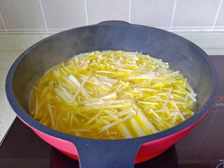 酸汤羊肉,水开后放入金针菇煮熟。