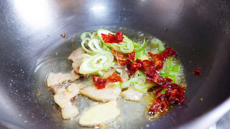 雪菜四季豆,放入葱、姜、辣椒煸出香味