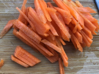 黄瓜凉拌金针菇,胡萝卜去皮切细丝。
