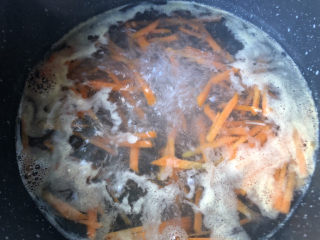 黄瓜凉拌金针菇,胡萝卜开水烫熟。