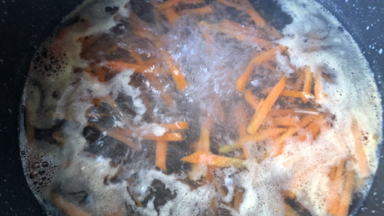黄瓜凉拌金针菇,胡萝卜开水烫熟。