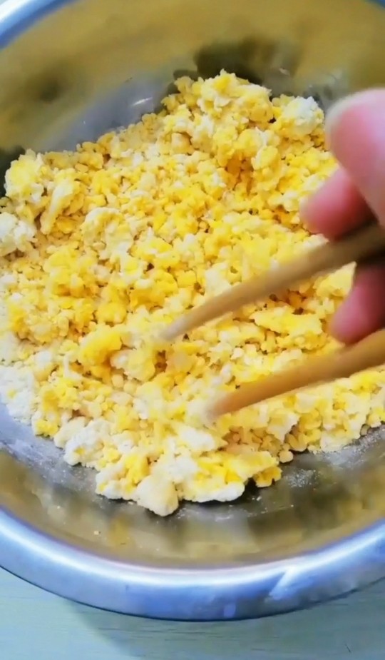 玉米面小发糕,用筷子搅拌均匀