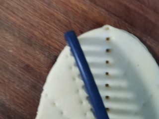 荷叶饼,用一个新的梳子，这样压出花纹