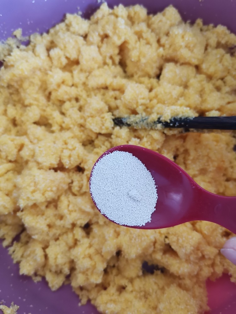 玉米面菜团子,加入酵母粉