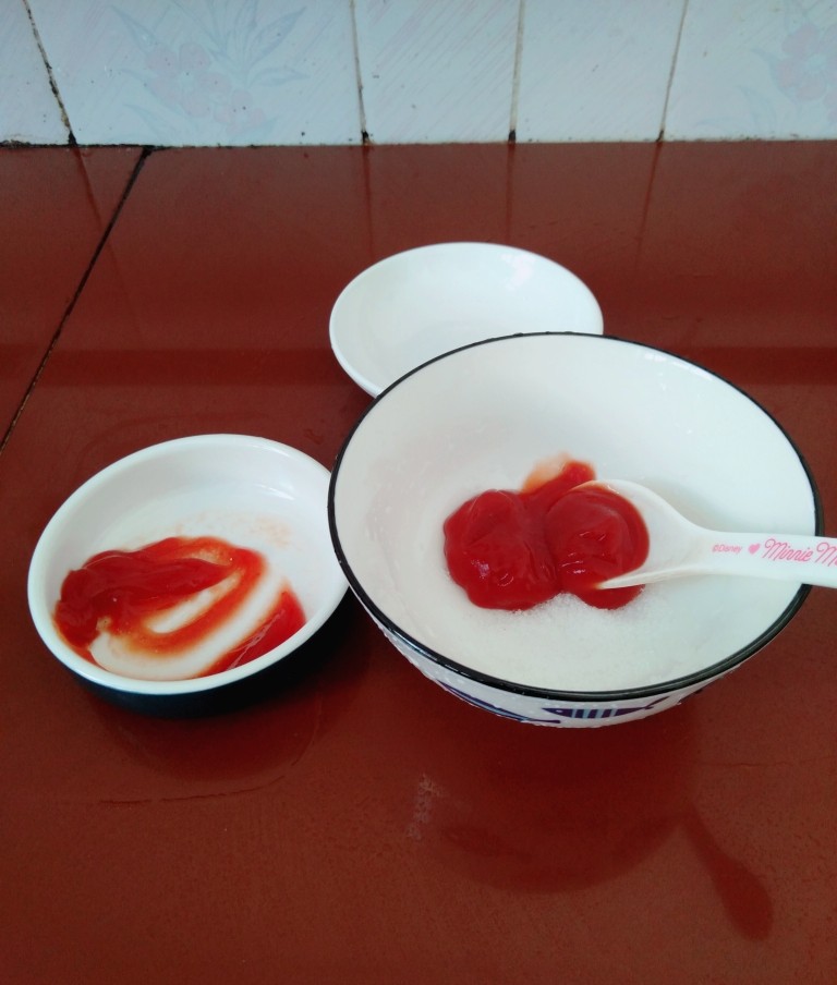茄汁土豆泥,拿个小碗，把<a style='color:red;display:inline-block;' href='/shicai/ 699'>番茄酱</a>放进碗里，加少许糖，倒点开水稀释