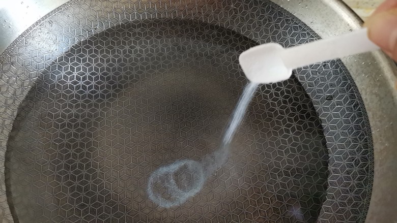 豆腐布丁,锅里烧水，加入适量的盐