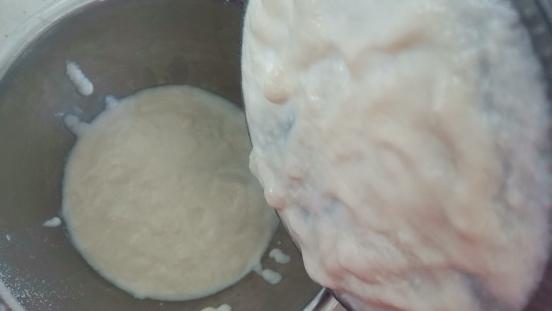 豆腐布丁,筛子下面的豆腐也要刮到盆里