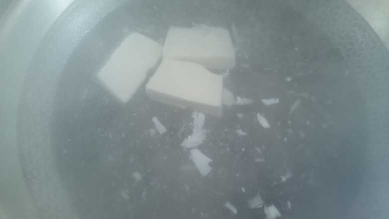豆腐布丁,水开下入豆腐焯水2分钟去除豆腥味