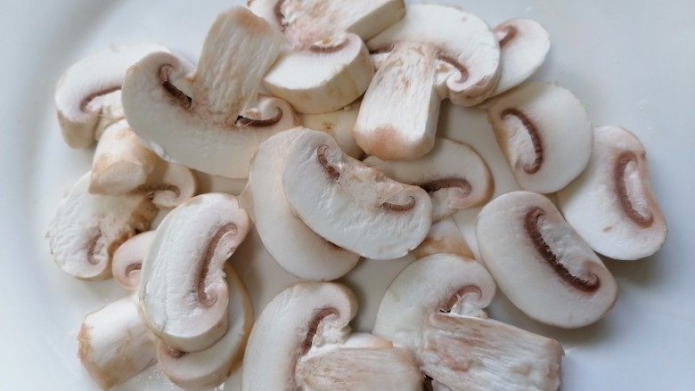 鸭血豆腐汤,将蘑菇切成片状