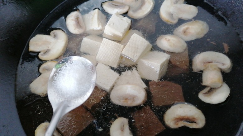 鸭血豆腐汤,加入一勺盐调味