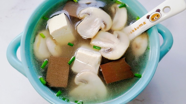鸭血豆腐汤,装入容器