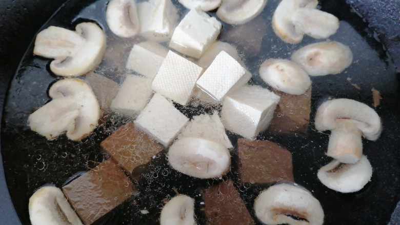 鸭血豆腐汤,烧开后放入豆腐