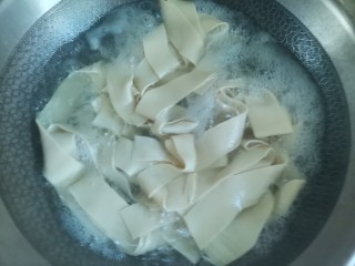 麻辣豆皮,锅里烧开水，下入豆腐皮焯水1分钟，去除豆腥味