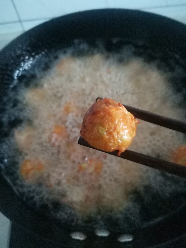 芹菜豆腐小丸子,炸到金黄色捞出控油
