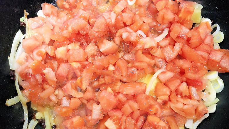 酸汤羊肉,放入西红柿翻炒均匀。