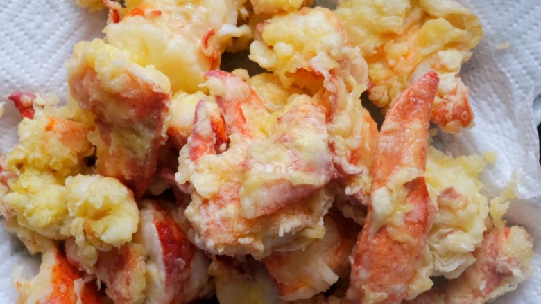 咸蛋黄龙虾肉,4、将龙虾肉裹上鸡蛋液和淀粉，油6成热时下锅油炸，炸至金黄捞出。