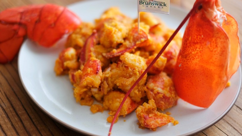 咸蛋黄龙虾肉,6、将炸好的龙虾肉重新放入锅中，均匀裹上咸蛋黄即可。