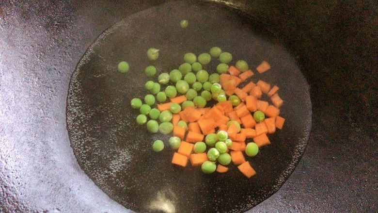 青豆炒虾仁,而后将青豆、胡萝卜、玉米等杂粒入热水中汆烫一下，易于稍后炒至。
