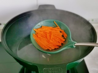 黄瓜凉拌金针菇,胡萝卜烫30秒。