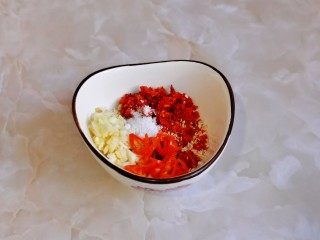 黄瓜凉拌金针菇,辣椒碎，蒜末，小米辣，白芝麻，盐混合小碗中。