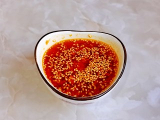 黄瓜凉拌金针菇,加入酱油，米醋搅拌均匀。