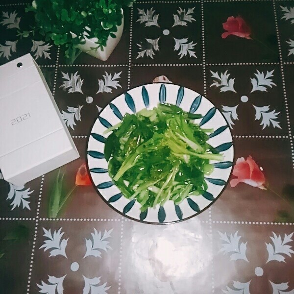 清炒菜花,一盘清新小菜端上餐桌。