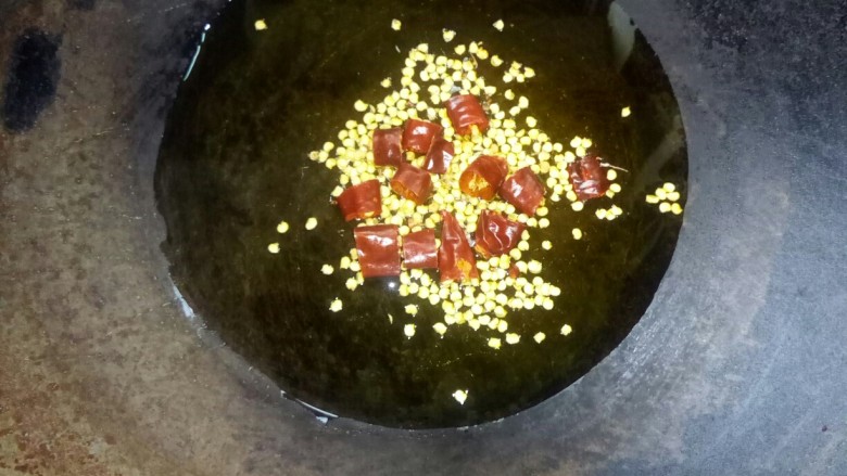清炒菜花,炒锅倒菜籽油，放干辣椒段小火炒香。