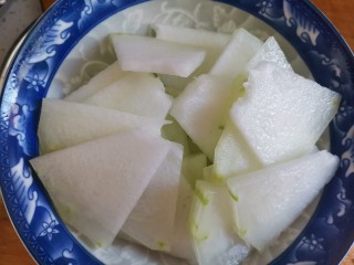 冬瓜虾米汤,冬瓜削皮切薄片