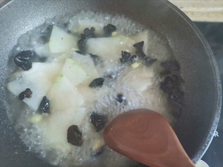 冬瓜虾米汤,水开多煮2分钟使冬瓜软烂