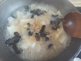 冬瓜虾米汤,继续煮2分钟