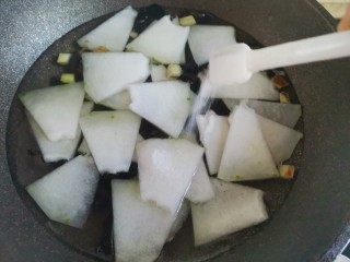冬瓜虾米汤,加入适量的水，下入冬瓜，加入适量的盐，大火煮开