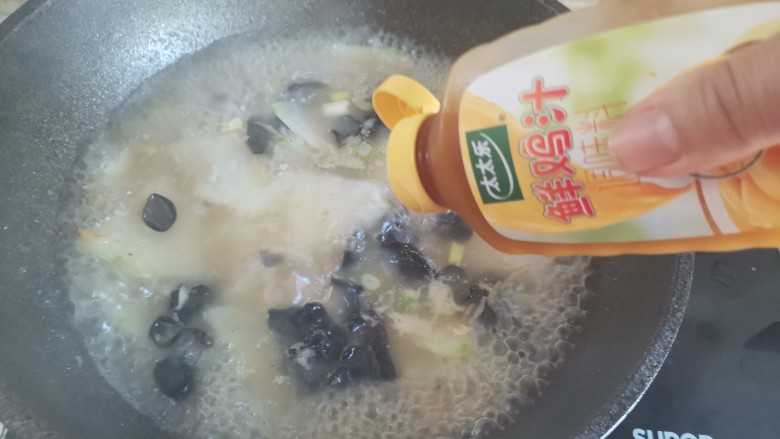 冬瓜虾米汤,加入适量的鸡汁翻炒均匀即可出锅