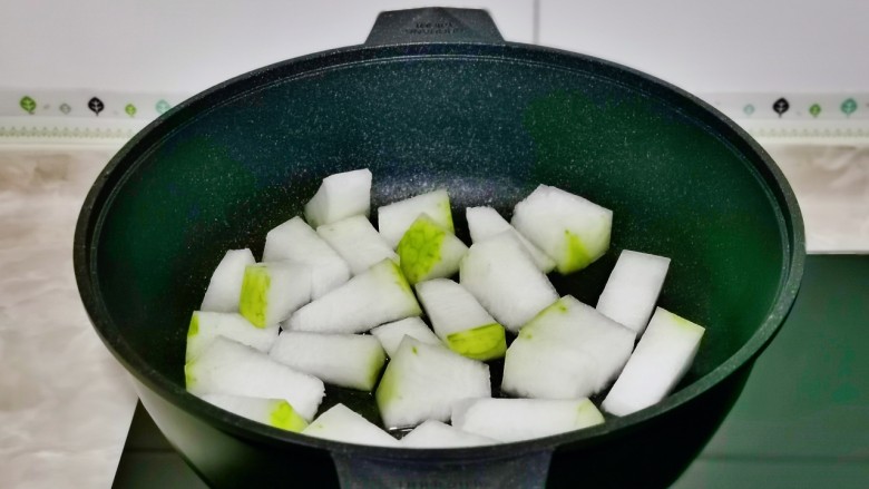冬瓜虾米汤,起油锅加入冬瓜翻炒。