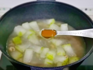 冬瓜虾米汤,加入一小勺鸡汁，没有可不放。