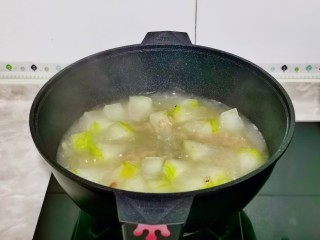 冬瓜虾米汤,大火煮1分钟关火出锅。