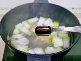 冬瓜虾米汤,加入酱油。