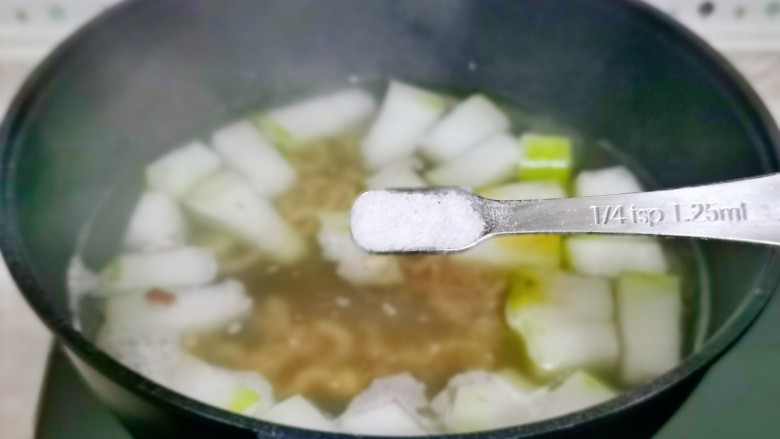 冬瓜虾米汤,按个人口味加入盐，盖上盖子煮熟。