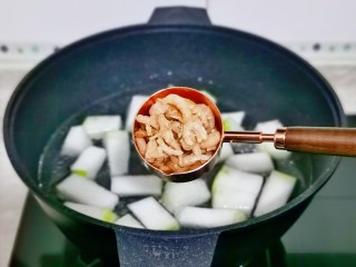 冬瓜虾米汤,加入泡发的虾米。
