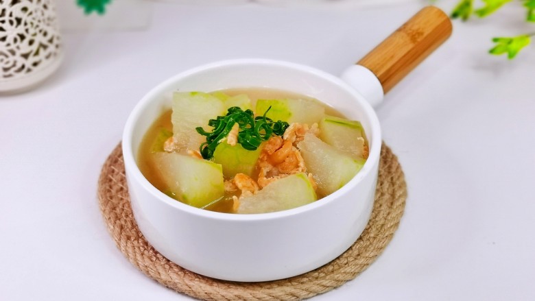 冬瓜虾米汤,盛出装入汤碗中，撒上葱丝。