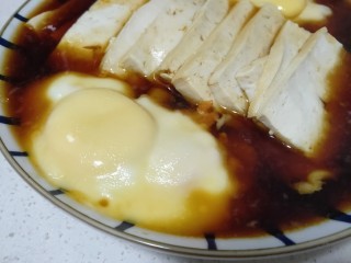 过桥豆腐,放锅里蒸25分钟，然后在把调好的酱汁淋在鸡蛋上面