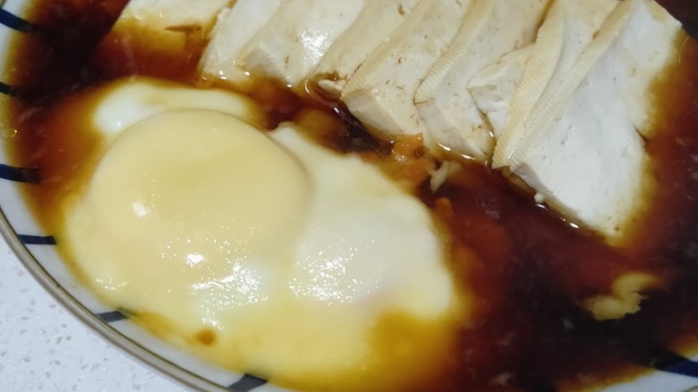 过桥豆腐,放锅里蒸25分钟，然后在把调好的酱汁淋在鸡蛋上面