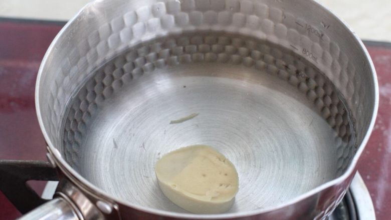 麻辣豆皮,小锅中放一块浓汤宝，倒入清水煮至沸腾后搅拌均匀，也可以用鸡汤或高汤代替。