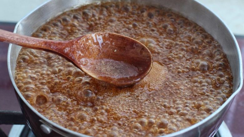 麻辣豆皮,玉米淀粉加清水调成水淀粉，一边倒入锅中一边搅拌，直到呈现粘稠状态离火。
