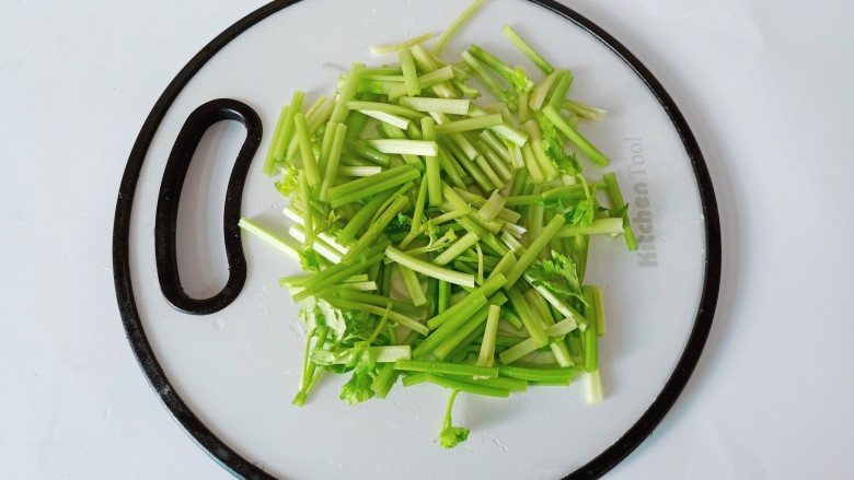 芹菜炒豆干,芹菜择去叶子清洗干净切成段。