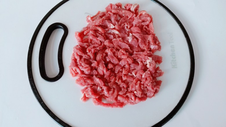 芹菜炒豆干,牛肉清洗好后切成薄片再切细丝。