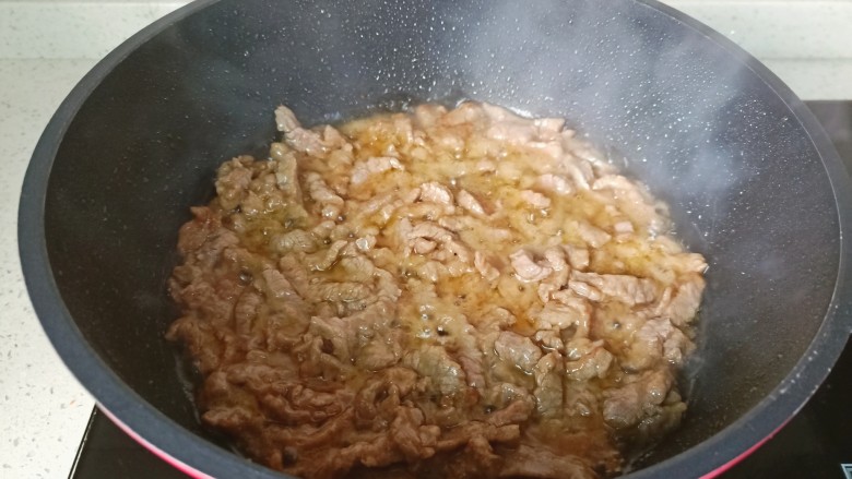 芹菜炒豆干,热锅热油放入牛肉丝爆炒至变色盛盘备用。