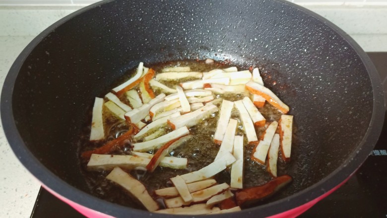 芹菜炒豆干,锅里留一点底油，放入豆干翻炒。