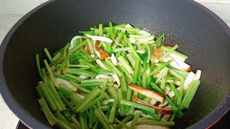 芹菜炒豆干,加入芹菜段翻炒断生。